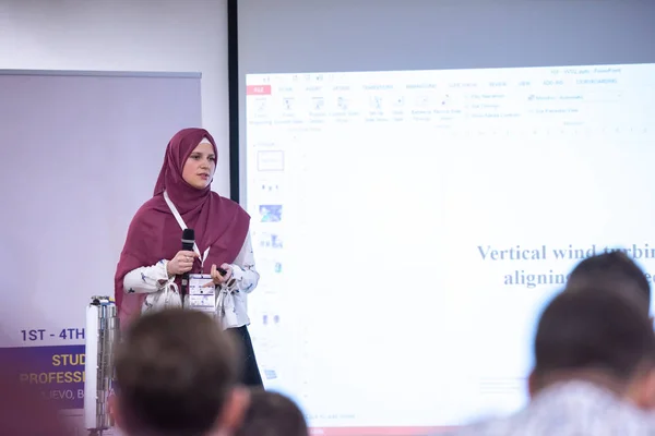 Jovem Mulher Negócios Muçulmana Sala Conferências Negócios Com Público Dando — Fotografia de Stock