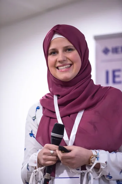 Jonge Moslim Zakenvrouw Business Conference Room Met Publiek Geven Presentaties — Stockfoto