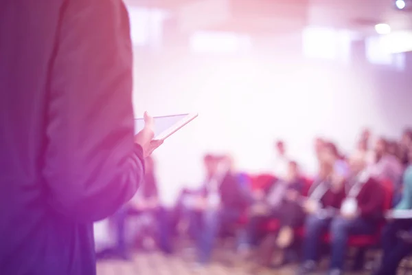 Mladý Podnikatel Business Konferenční Místnosti Veřejnými Prezentacemi Publikum Konferenčním Sále — Stock fotografie