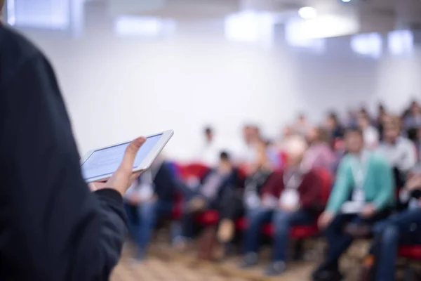 Ung Affärsman Affärskonferensrum Med Offentliga Presentationer Publiken Konferenssalen Företagarklubb — Stockfoto