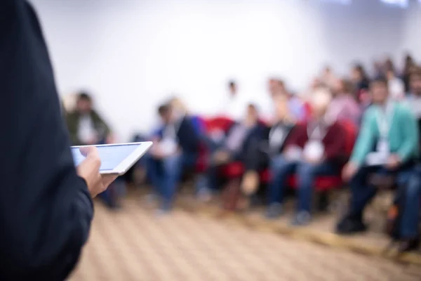 Joven Hombre Negocios Sala Conferencias Negocios Con Presentaciones Públicas Público — Foto de Stock