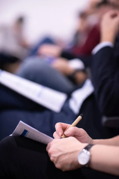 Ungdomar Som Antecknar Företagsseminarium Utbildning Moderna Konferenslokaler — Stockfoto