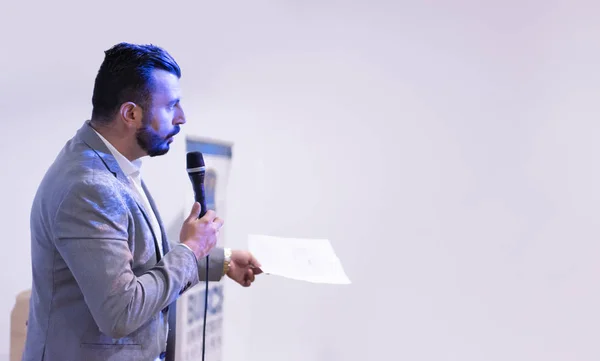 Jovem Empresário Sala Conferências Negócios Com Público Dando Apresentações Audiência — Fotografia de Stock