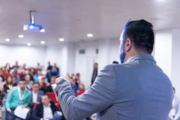 Jovem Empresário Sala Conferências Negócios Com Público Dando Apresentações Audiência — Fotografia de Stock