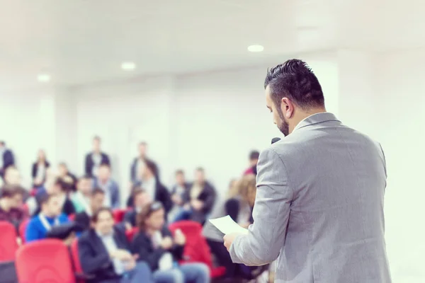 Jovem Empresário Sala Conferências Negócios Com Público Dando Apresentações Audiência — Fotografia de Stock