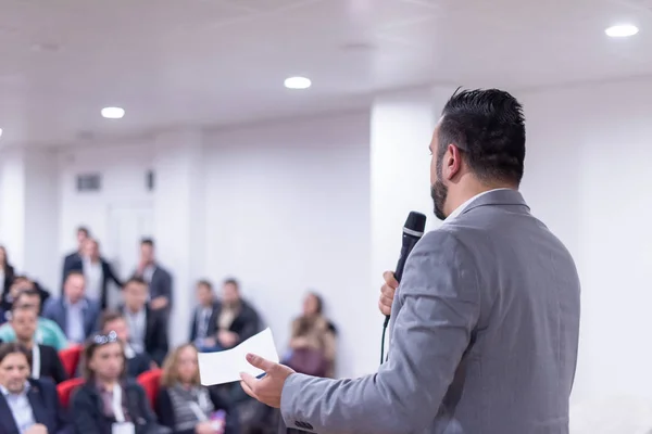 Jovem Empresário Sala Conferências Negócios Com Público Dando Apresentações Audiência — Fotografia de Stock