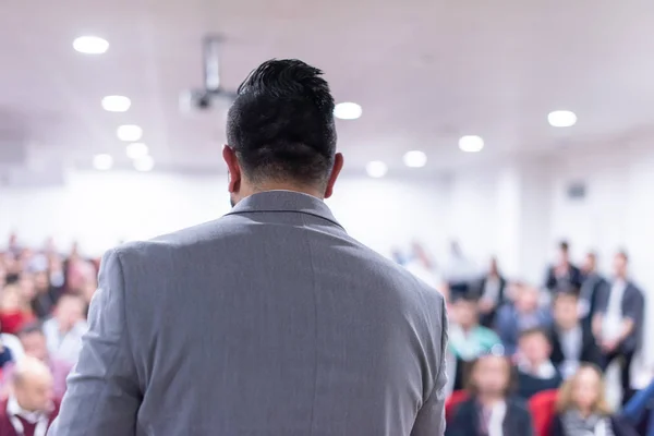 Jovem Empresário Sala Conferências Negócios Com Público Dando Apresentações Audiência — Fotografia de Stock