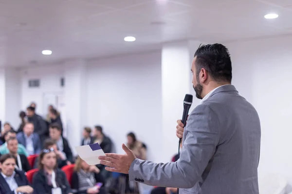 Jovem Empresário Sala Conferências Negócios Com Público Dando Apresentações Audiência — Fotografia de Stock