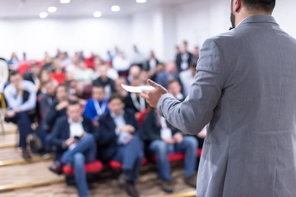 Jovem Empresário Sala Conferências Negócios Com Público Dando Apresentações Audiência — Fotografia de Stock