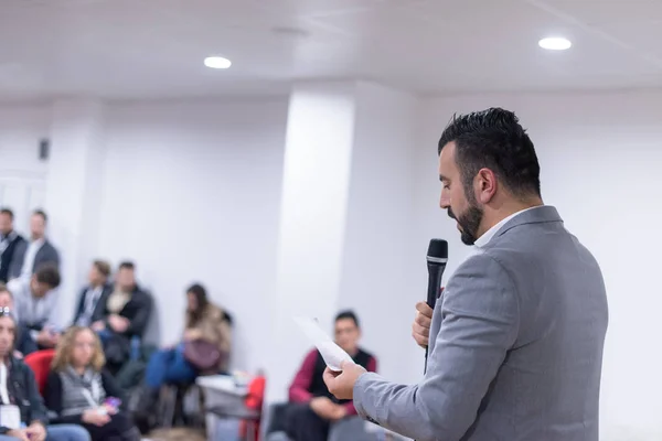 Jovem Empresário Sala Conferências Negócios Com Público Dando Apresentações Audiência — Fotografia de Stock