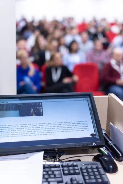 Ноутбук Подіумі Бізнес Семінарі Навчання Сучасному Конференц Залі — стокове фото