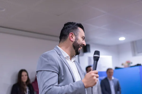 Joven Hombre Negocios Sala Conferencias Negocios Con Presentaciones Públicas Público — Foto de Stock