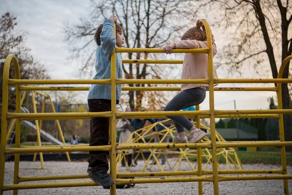 Kleine Mädchen Und Jungen Kinderpark Haben Spaß Und Freude Beim — Stockfoto