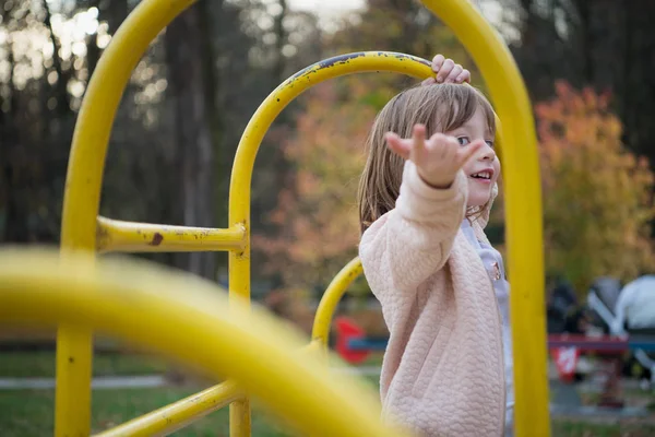 Χαριτωμένο Μικρό Κορίτσι Πορτρέτο Ενώ Έχοντας Διασκέδαση Παιδική Χαρά Πάρκο — Φωτογραφία Αρχείου