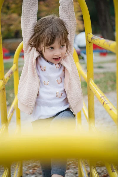 Bonito Pouco Menina Retrato Enquanto Divertindo Parque Infantil Excly Autum — Fotografia de Stock