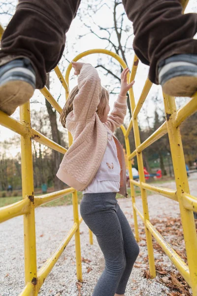 Kleine Mädchen Und Jungen Kinderpark Haben Spaß Und Freude Beim — Stockfoto