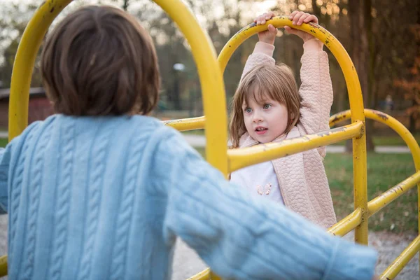 Cutte Menina Menino Parque Das Crianças Divertindo Alegria Jogar Playground — Fotografia de Stock