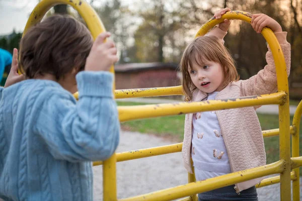 Kleine Mädchen Und Jungen Kinderpark Haben Spaß Und Freude Beim — Stockfoto