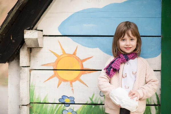 Aranyos Kislány Portréja Miközben Szórakoztató Park Játszótér Cludy Őszi Napon — Stock Fotó
