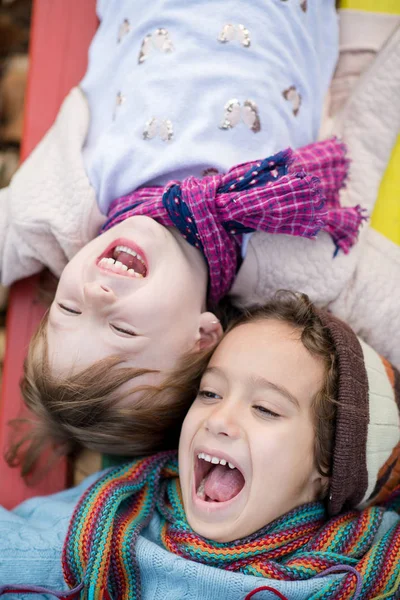 Corten Niña Niño Parque Infantil Divirtiéndose Disfrutando Mientras Juegan Patio — Foto de Stock