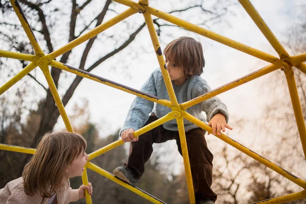 Kleine Mädchen Und Jungen Kinderpark Haben Spaß Und Freude Beim — Stockfoto