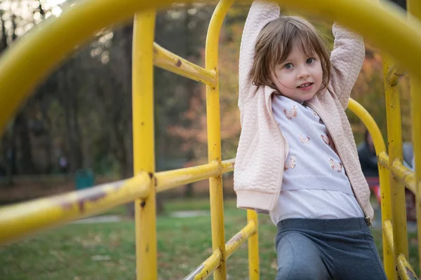 Aranyos Kislány Portréja Miközben Szórakoztató Park Játszótér Cludy Őszi Napon — Stock Fotó