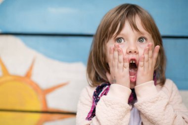 Eğlence Bahçesi Parkı'cludy sonbahar gününde görürken sevimli küçük kız portre