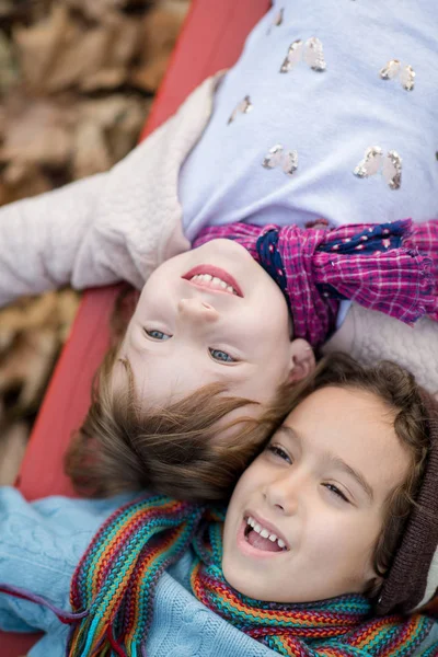 Девочка Мальчик Детском Парке Веселятся Веселятся Играя Детской Площадке Осенний — стоковое фото