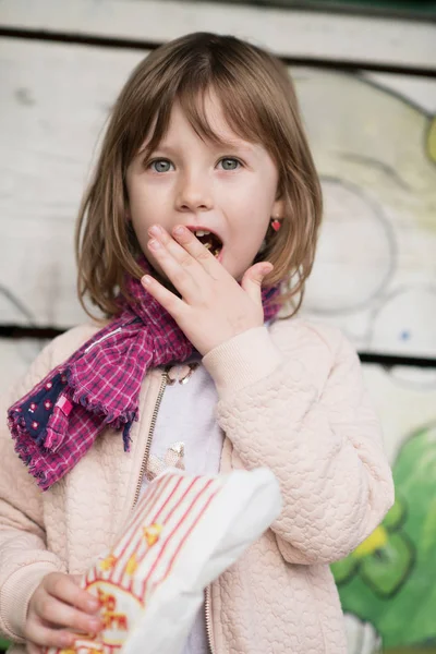 Niedliche Kleine Mädchen Portrait Beim Spaß Spielplatz Park Auf Cludy — Stockfoto