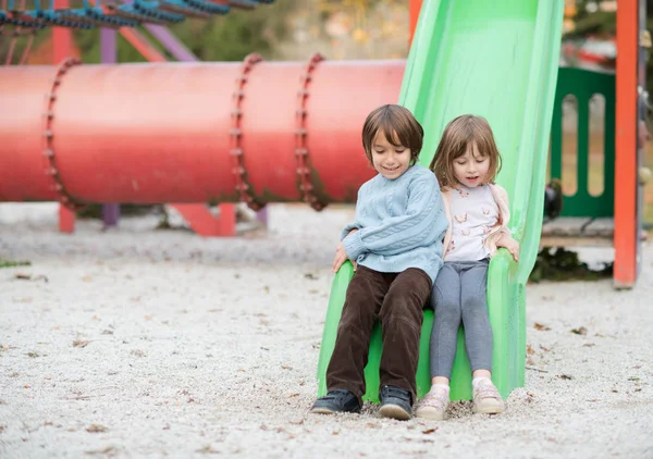 Cutte Menina Menino Parque Das Crianças Divertindo Alegria Jogar Playground — Fotografia de Stock