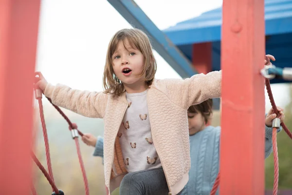 Cutte Menina Menino Parque Das Crianças Divertindo Alegria Jogar Playground — Fotografia de Stock