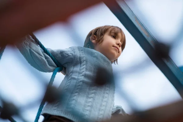 Schattige Kleine Jongen Plezier Speeltuin Park Cludy Autum Dag — Stockfoto