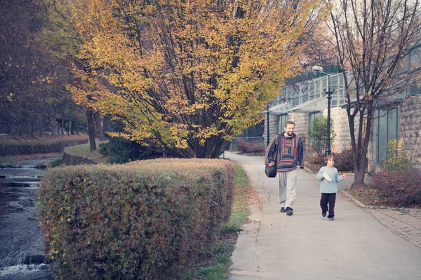 Vader Kind Hebben Plezier Samen Park Speeltuin Gelukkig Familie Concept — Stockfoto