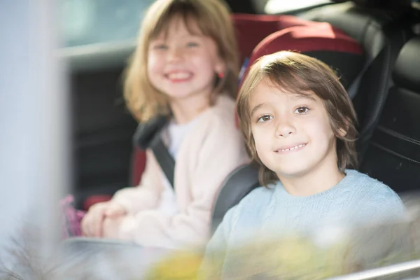 Feliz Niña Con Hermano Sentado Juntos Coche Moderno Niños Asientos —  Fotos de Stock