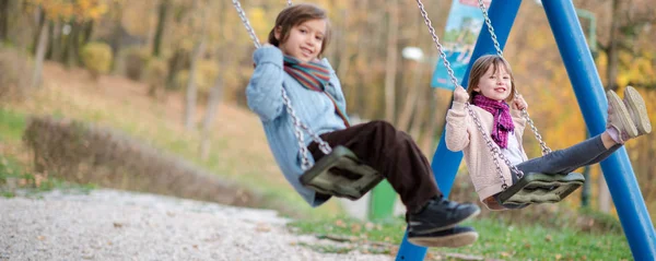 Vidám Gyerekek Szórakoznak Swing Kis Fivér Nővér Játszani Kívüli — Stock Fotó