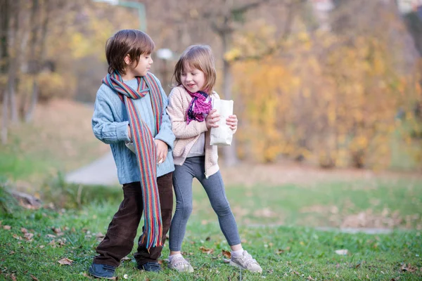 Szczęśliwy Kids Park Jedzenie Popcorn Podczas Zabawy Beautyful Jesienny Dzień — Zdjęcie stockowe