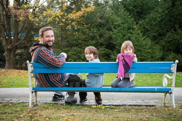 아버지와 자녀는 놀이터에서 가족적 개념으로 즐거운 시간을 보내고 — 스톡 사진