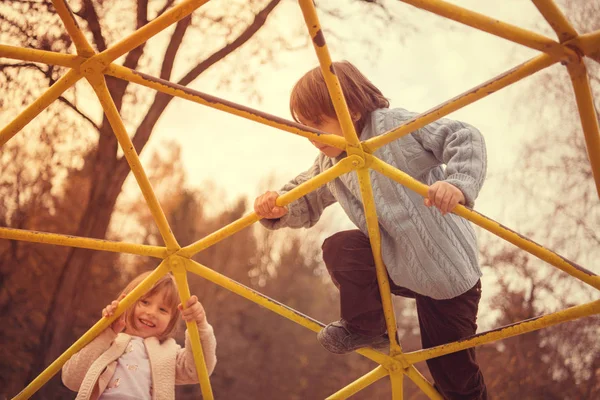 Cutte Menina Menino Parque Das Crianças Divertindo Alegria Jogar Playground — Fotografia de Stock