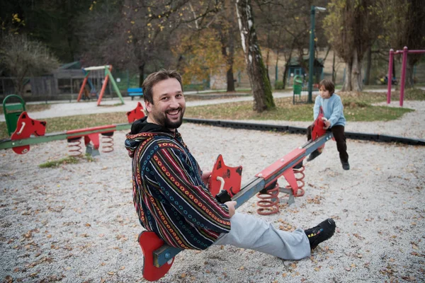 Familienkonzept Vater Und Kind Haben Gemeinsam Spaß Auf Spielplatz Park — Stockfoto
