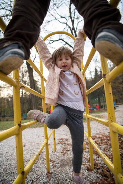 Маленька Дівчинка Хлопчик Дитячому Парку Розважаються Радіють Граючи Ігровому Майданчику — стокове фото