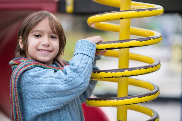 Netter Kleiner Junge Amüsiert Sich Herbsttag Spielplatz Park — Stockfoto