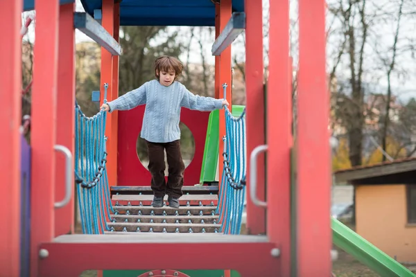 Menino Bonito Divertindo Parque Infantil Dia Autum Excly — Fotografia de Stock