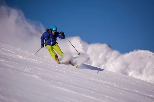 Joven Atleta Freestyle Esquiador Divertirse Mientras Corre Cuesta Abajo Hermoso —  Fotos de Stock