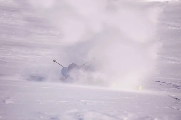 Freestyle Snowboarder Crashes Terwijl Snijwerk Besneeuwde Berg Laat Een Spoor — Stockfoto