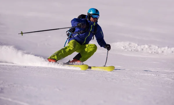 Jonge Atleet Freestyle Skiër Plezier Terwijl Het Lopen Bergafwaarts Mooie — Stockfoto