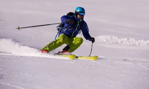 Junge Athletin Freestyle Skirennläuferin Beim Abfahrtslauf Wunderschöner Alpiner Landschaft Bei — Stockfoto