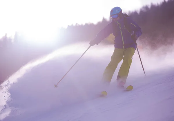Jovem Atleta Estilo Livre Esquiador Divertindo Enquanto Corre Descendo Bela — Fotografia de Stock
