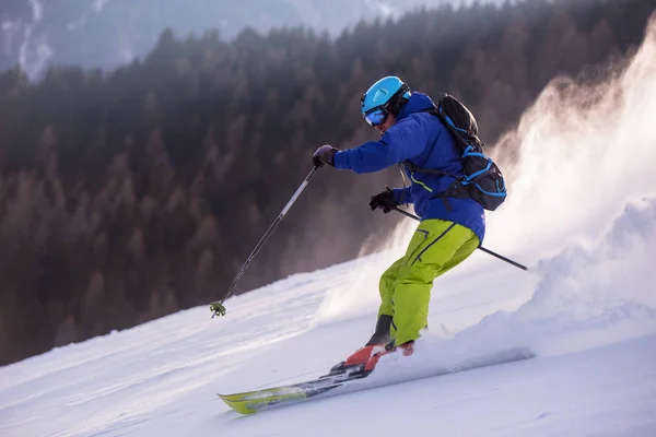 Junge Athletin Freestyle Skirennläuferin Beim Abfahrtslauf Wunderschöner Alpiner Landschaft Bei — Stockfoto
