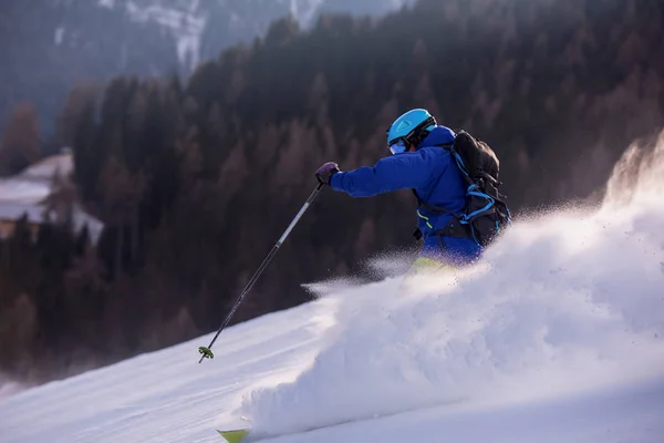 Joven Atleta Freestyle Esquiador Divertirse Mientras Corre Cuesta Abajo Hermoso — Foto de Stock