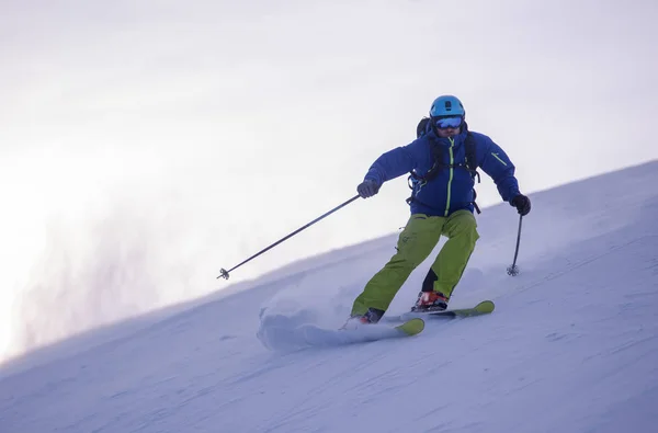 Joven Atleta Freestyle Esquiador Divertirse Mientras Corre Cuesta Abajo Hermoso — Foto de Stock